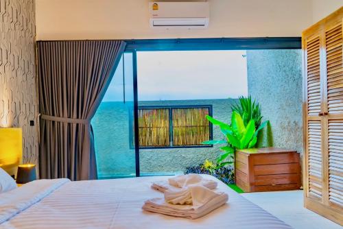 una camera con letto e vista sull'oceano di R resident resort a Phetchaburi