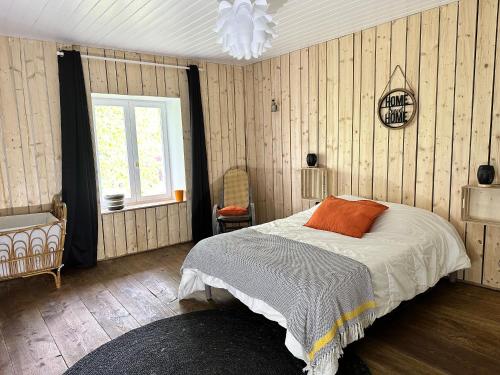 um quarto com uma cama e uma janela em gîte des hirondelles em Aromas