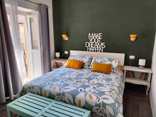 a bedroom with a bed and a green wall at Ca' Balenga - Centralissimo con posto auto coperto gratuito in Asti