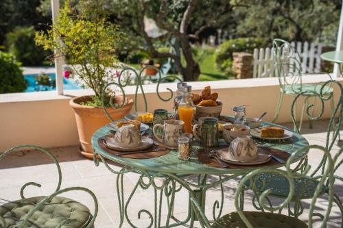 una mesa con un plato de comida. en Le Clos Serein, en Le Beausset