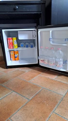 einen offenen Kühlschrank mit Wasserflaschen und Milch in der Unterkunft IL MERCATO CENTRALE B and B in Florenz