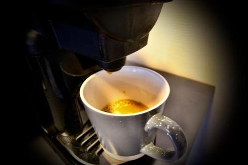 une personne fait une tasse de café dans l'établissement Studio Cocooning proche Gare, à Rouen