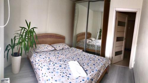 1 dormitorio con cama y espejo en 2-х кімн квартира в новобудові, en Ternopilʼ