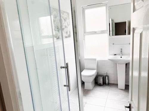 ein Bad mit einem WC und einem Waschbecken in der Unterkunft Beautiful 3 bed apartment - Free parking, Near trains in Norbury
