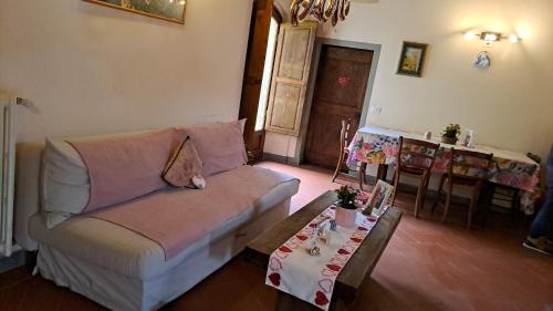sala de estar con sofá y mesa en Sunshine Suites en Florencia