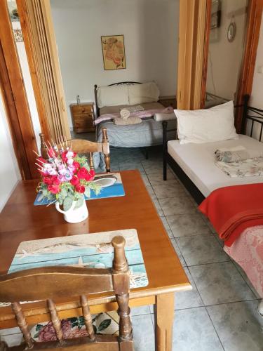 a living room with a table and a couch at Spitaki mou in Kamena Vourla
