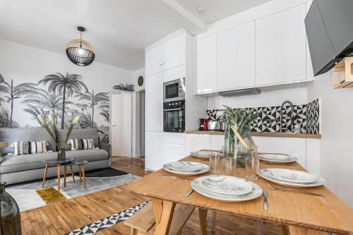 Il comprend une cuisine et un salon avec une table en bois. dans l'établissement MBA Splendide Appart - Montreuil 6 - Proches Vincennes, à Montreuil