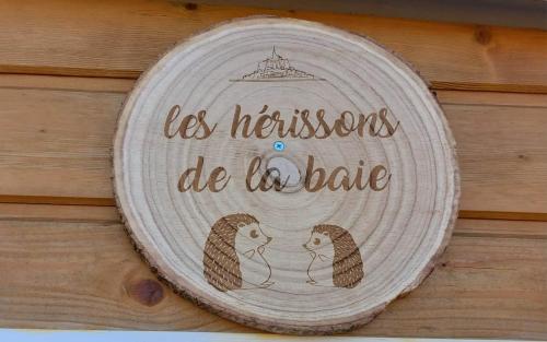 Un cartello che dice che le illustrazioni fanno i dolci su un muro di les hérissons de la baie a Pontorson