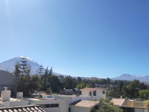 - une vue sur une ville avec des montagnes en arrière-plan dans l'établissement Flying House Hostel, à Arequipa