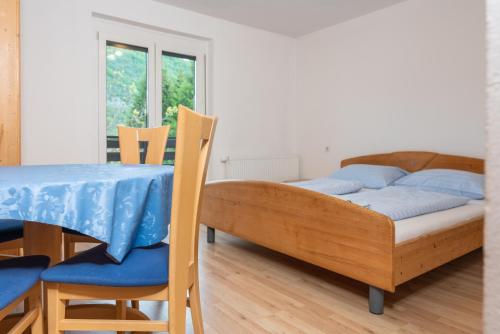 Cama o camas de una habitación en Apartments Žnidar