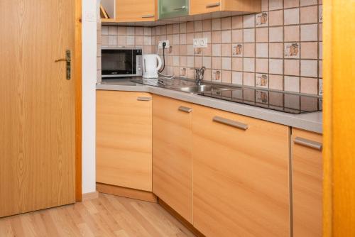 Una cocina o zona de cocina en Apartments Žnidar