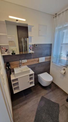 Et bad på Appartment-Ferienwohnung mit Küche, Bad, kostenlos WLAN, Modern eingerichtet