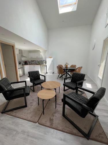 - un salon avec des chaises noires et une table dans l'établissement Chez OaNel, à Andance