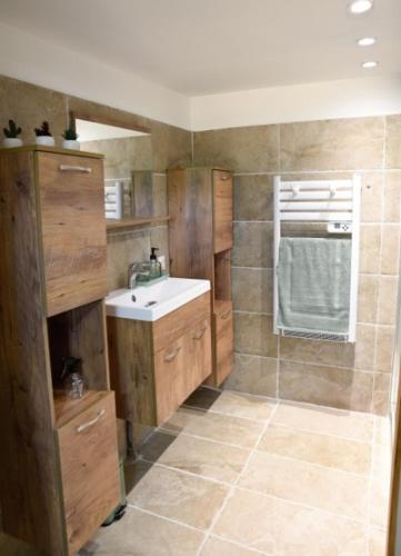 La salle de bains est pourvue d'un lavabo et d'une douche. dans l'établissement Maison d'hotes - chambre-kitchenette-salle de bain-espace extèrieur, à Nîmes