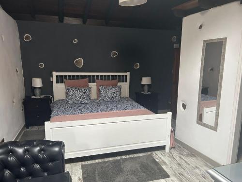 Un dormitorio con una cama y una pared negra. en Casa Lucia, en Genovés