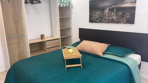 - une chambre avec un lit et une table dans l'établissement Appartement T3 La Madrague/ Les Calanques, à Marseille