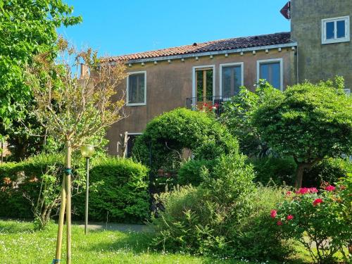 uma casa com um jardim em frente em Angela di Venezia House em Veneza