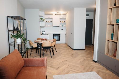 - un salon avec un canapé et une table dans l'établissement Arra Apartments, à Cluj-Napoca