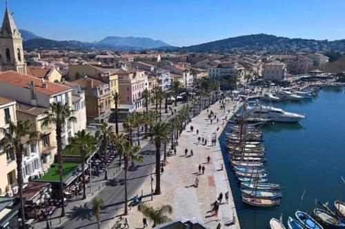 une vue d'une ville avec des bateaux dans l'eau dans l'établissement appartement au cœur du village, à Sanary-sur-Mer