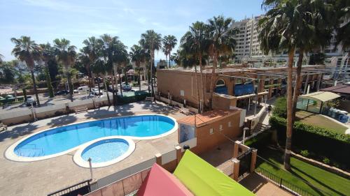 - une vue sur la piscine d'un complexe dans l'établissement ACV - Bahia Park-1ª linea planta 2 frontal, à Oropesa del Mar