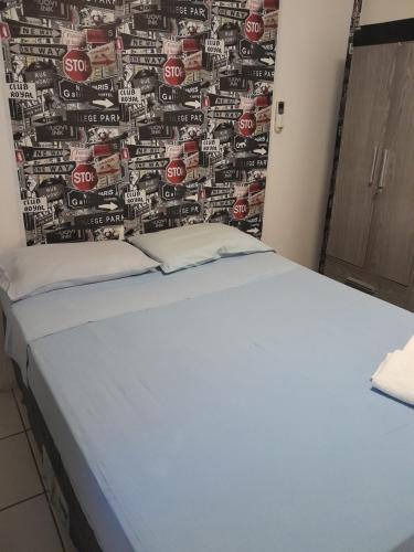 1 cama en una habitación con una pared con señales de stop en Residence Porto de Iracema, en Fortaleza