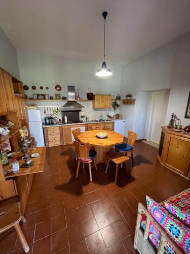 - une cuisine et une salle à manger avec une table et des chaises dans l'établissement L'Oasi della Fonte, à Albanella