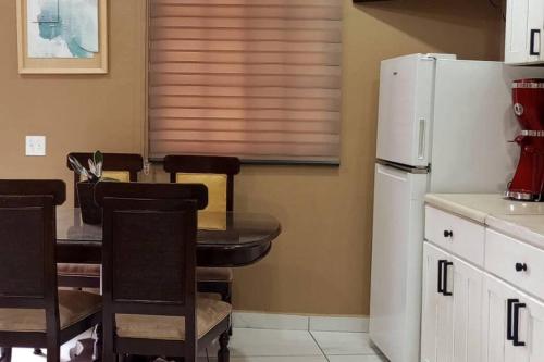 Il comprend une cuisine équipée d'une table et d'un réfrigérateur blanc. dans l'établissement Mini Studio Para Fines., à Rosarito