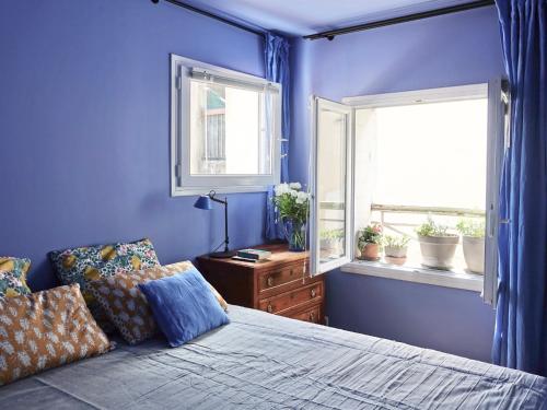 une chambre bleue avec un lit et une fenêtre dans l'établissement Pommier bleu ! Netflix Disney Prime vidéo, à Avignon