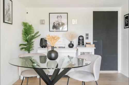 une salle à manger avec une table et des chaises en verre dans l'établissement Suite Bastide Magdaleyna Mougins, à Mougins