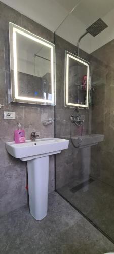 ein Bad mit einem Waschbecken und einem Spiegel in der Unterkunft Ermar Apartment in Golem