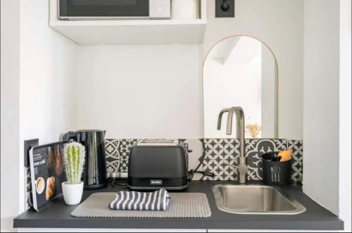 eine Küchentheke mit einem Toaster und einer Spüle in der Unterkunft Suite Bastide Magdaleyna Mougins in Mougins