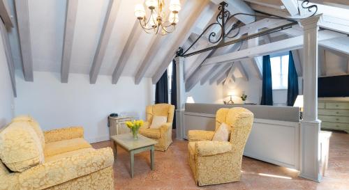 Posezení v ubytování Hotel Cannero