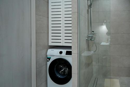 lavatrice in bagno con doccia di Aegean Sunset Villas a Mastichárion