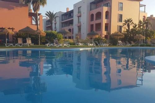 a large swimming pool in front of a building at White shell vilamoura in Maritenda