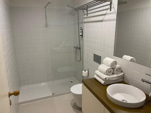 uma casa de banho com um lavatório, um WC e um chuveiro em YOUROPO - Taipas no Porto