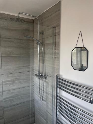 Ένα μπάνιο στο Small Doble, Shared House