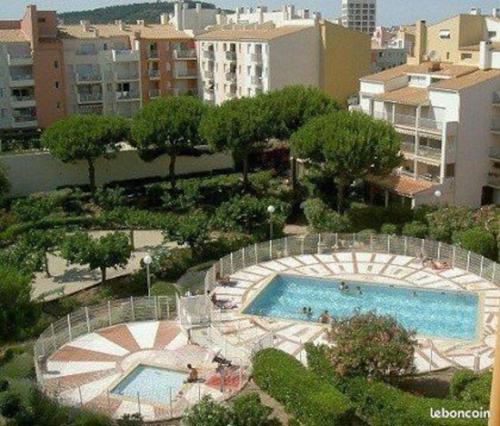 une vue aérienne d'une piscine dans une ville dans l'établissement Magnifique t2 duplex vue port, au Cap d'Agde