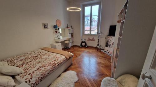 une chambre avec un lit et un parquet dans l'établissement Appartement Bourgeois Cannes Palais, à Cannes