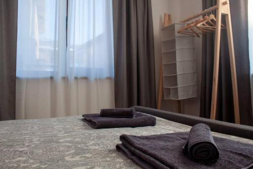 sypialnia z łóżkiem, 2 ręcznikami i lustrem w obiekcie Green Villa w mieście Saparewo
