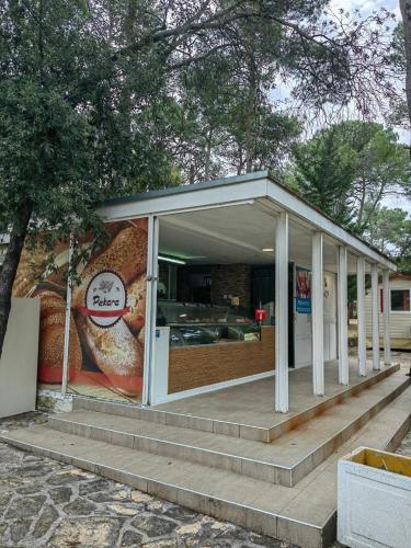 Το κτήριο όπου στεγάζεται  το κάμπινγκ