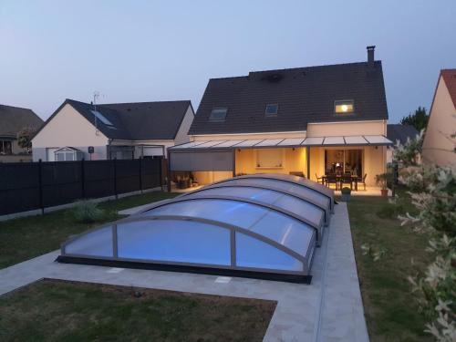 un groupe de dômes de verre sur une maison dans l'établissement Idéal 24H voiture, moto, camion, à Mulsanne