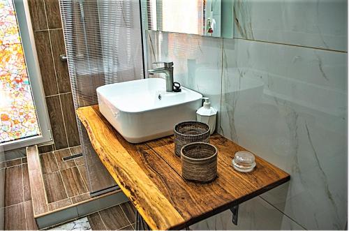 Koupelna v ubytování Kassandrou Suite HOT TUB-JAKUZZI - 2 BEDROOMS - BIG BALCONY - CENTER