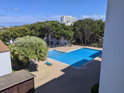 Výhľad na bazén v ubytovaní HAPPY MENORCA VISTAS AL MAR, Piscina, playa, alebo v jeho blízkosti