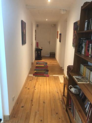 un pasillo con un montón de libros en el suelo en Chambre au calme, en Pontgouin