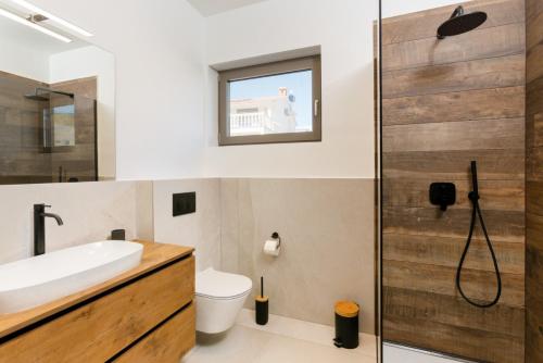 ein Bad mit einem Waschbecken, einem WC und einer Dusche in der Unterkunft Villa Suenos Medulin in Medulin