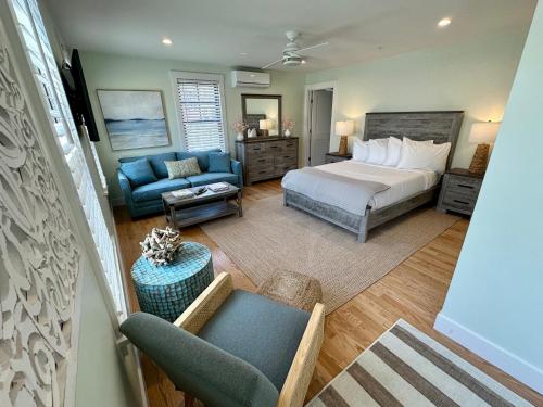 um quarto com uma cama e um sofá em 10 Fair H em Newport