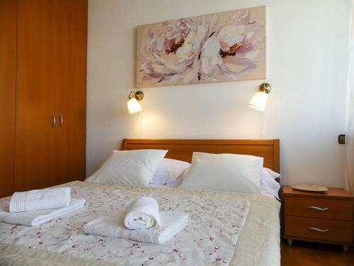 1 dormitorio con 1 cama con toallas en My Splity nest en Split