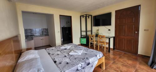 una camera con letto, tavolo e scrivania di Seaview Mansion Dalaguete Deluxe Apartment 6 a Dalaguete