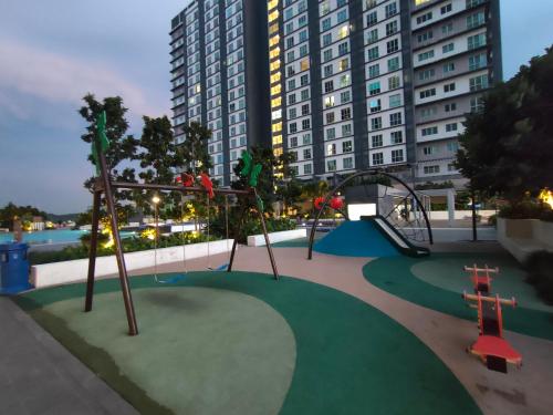 ein leerer Spielplatz in einer Stadt mit einem großen Gebäude in der Unterkunft MyHome 2B At Seri Kembangan With A View in Seri Kembangan