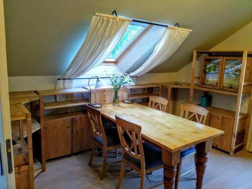 una cucina con tavolo e sedie in legno e una finestra di Vakantie Appartement Klavertje 4 in Laren Gld a Laren
